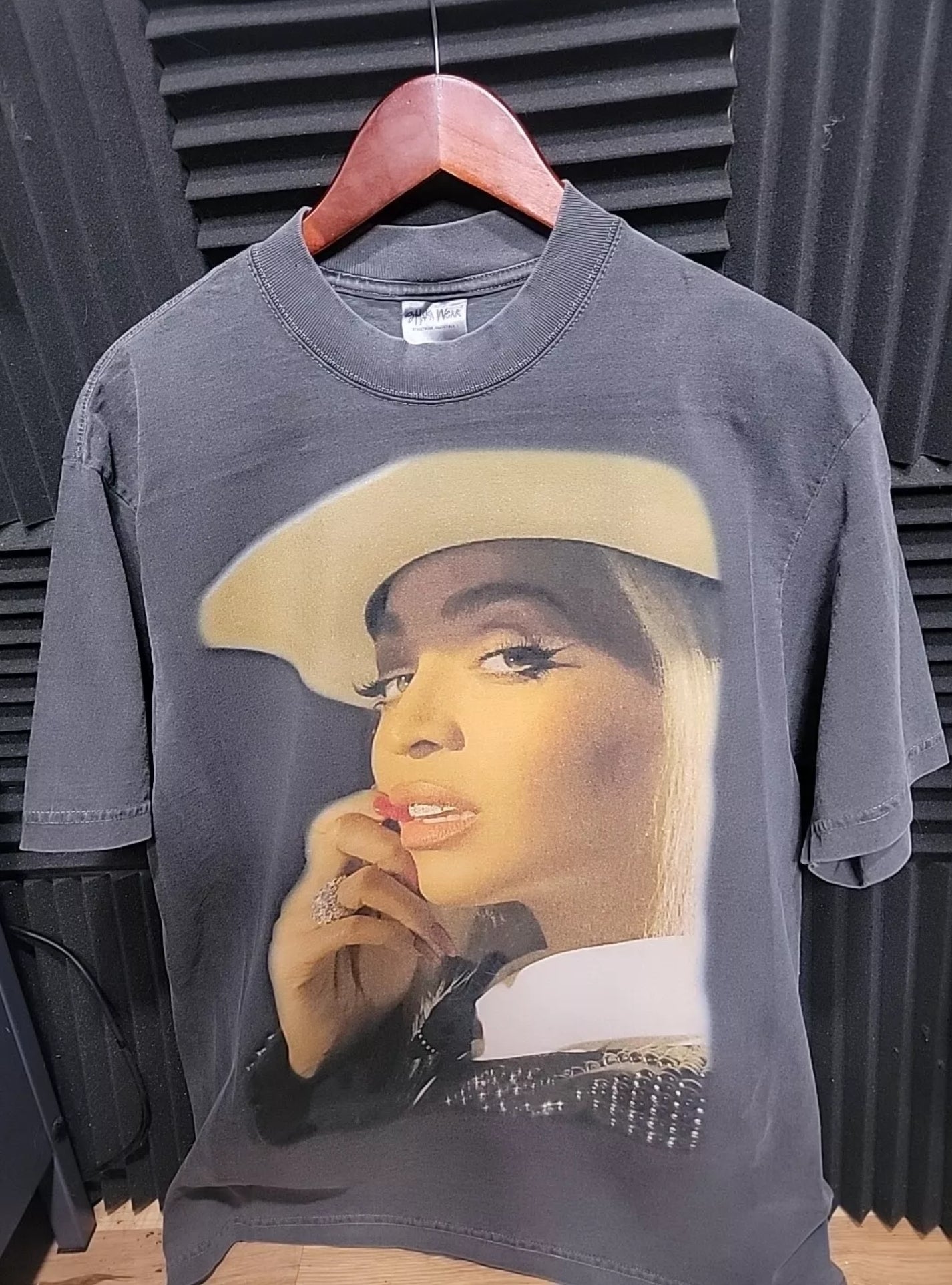 BEYONCE TEXAS HOLD EM T SHIRT ON SHAKA SUPERMAX HEAVYWEIGHT VNTG GREY