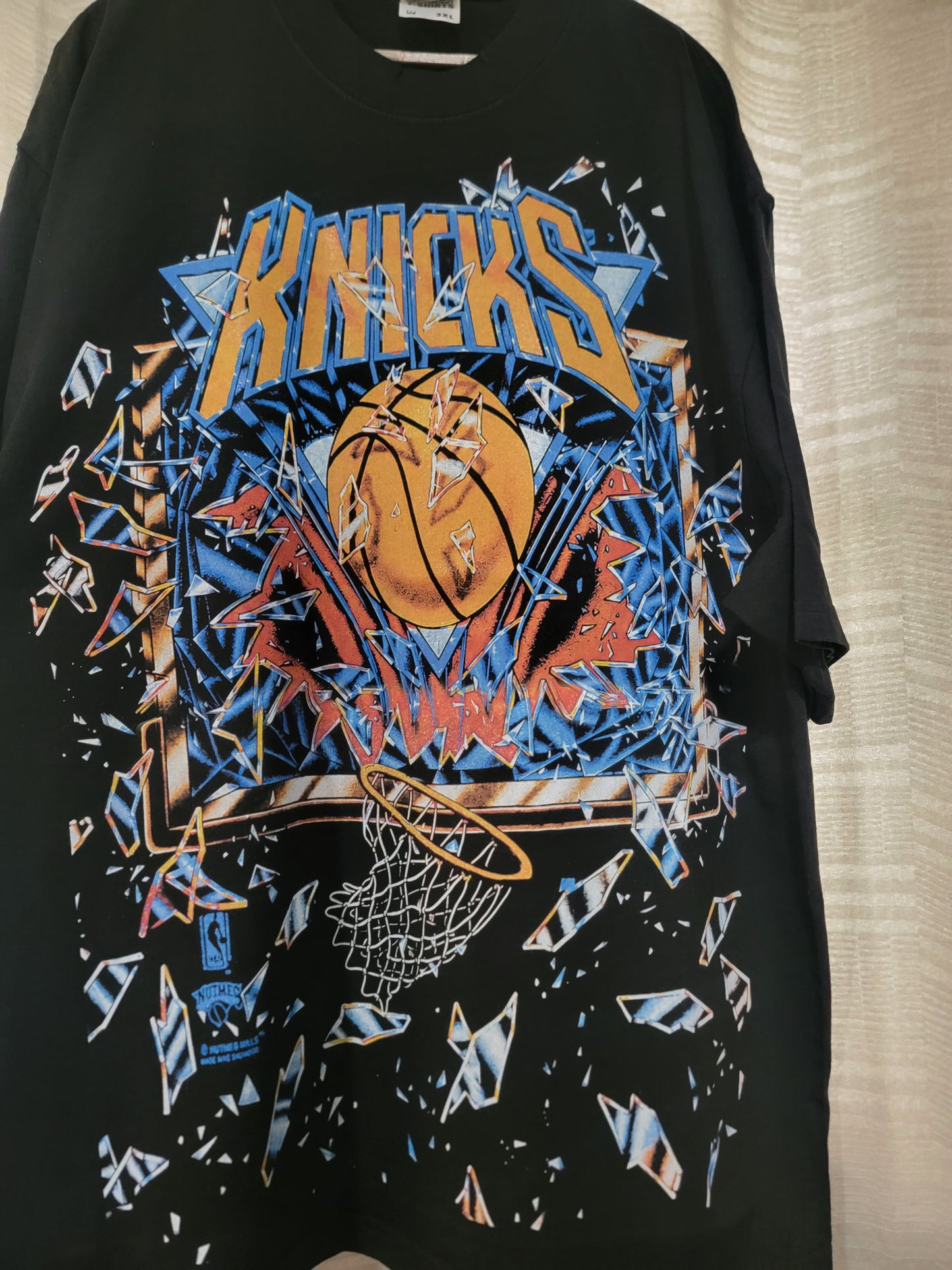 KNICKS SHATTERED BACKBOARD ON SHAKA HEAVYWEIGHT GARMET DYED T SHIRT