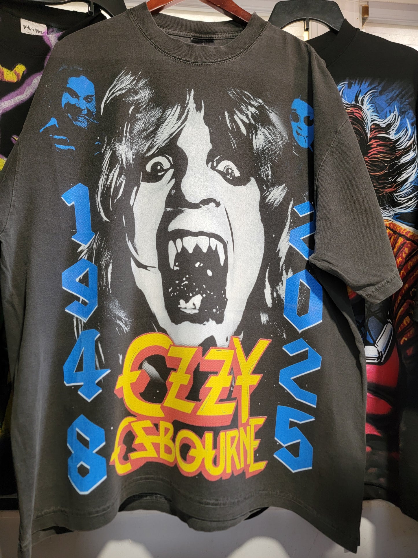 OZZY (FRONT ONLY)Jumbo print ON SHAKA HEAVYWEIGHT GARMET DYED T SHIRT