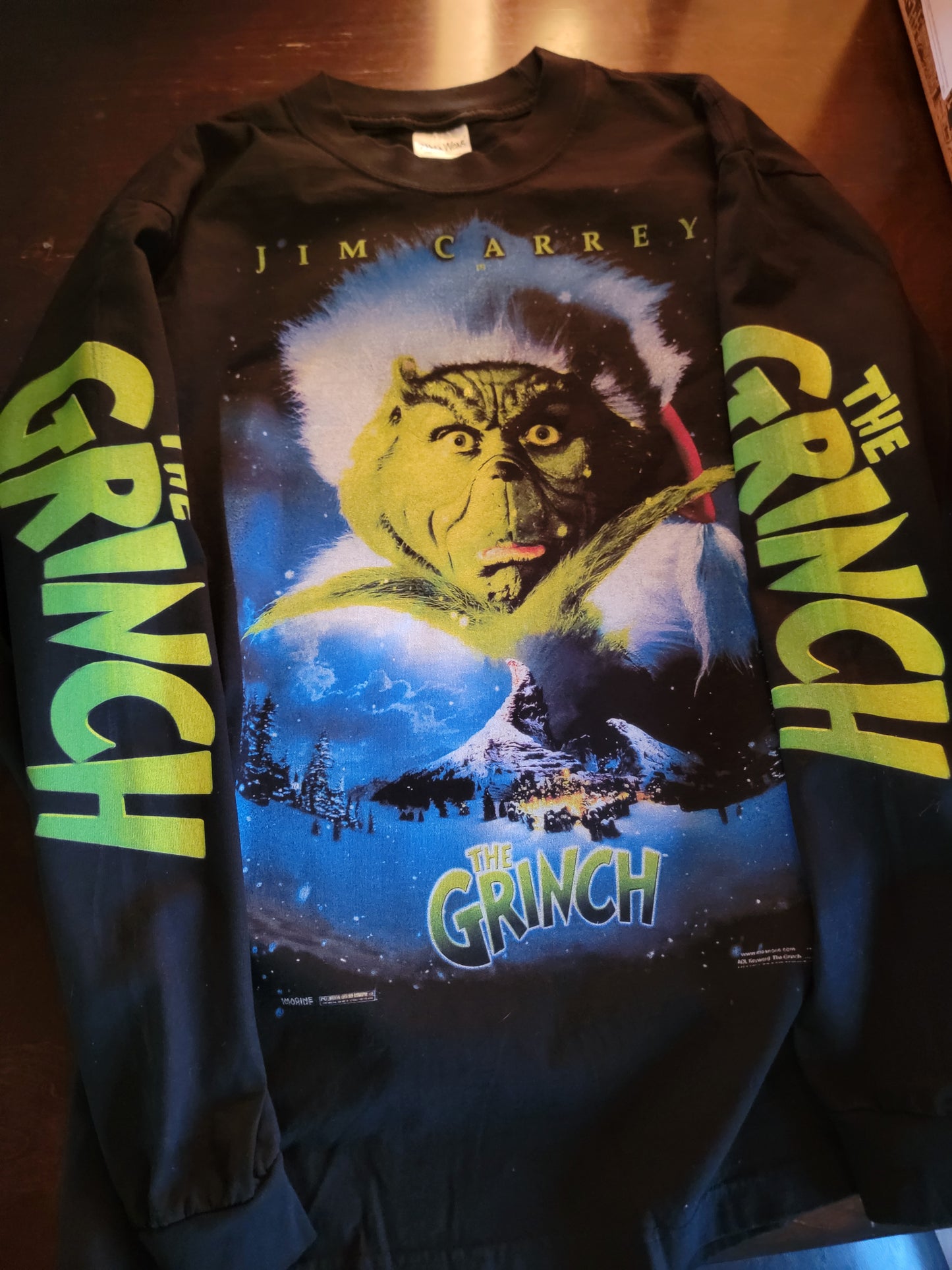 THE GRINCH THAT STOLE CHRISTMAS ON HEAVYWEIGHT SHIRT