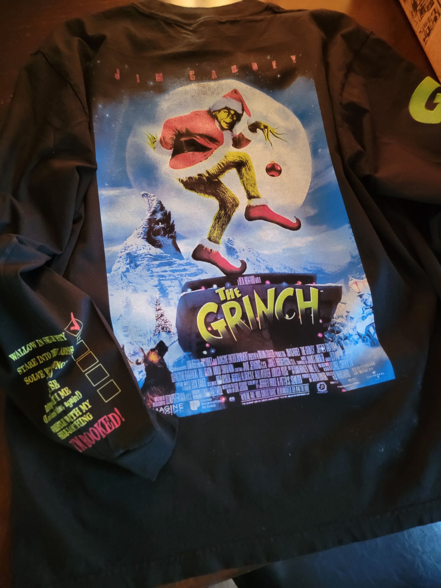 THE GRINCH THAT STOLE CHRISTMAS ON HEAVYWEIGHT SHIRT