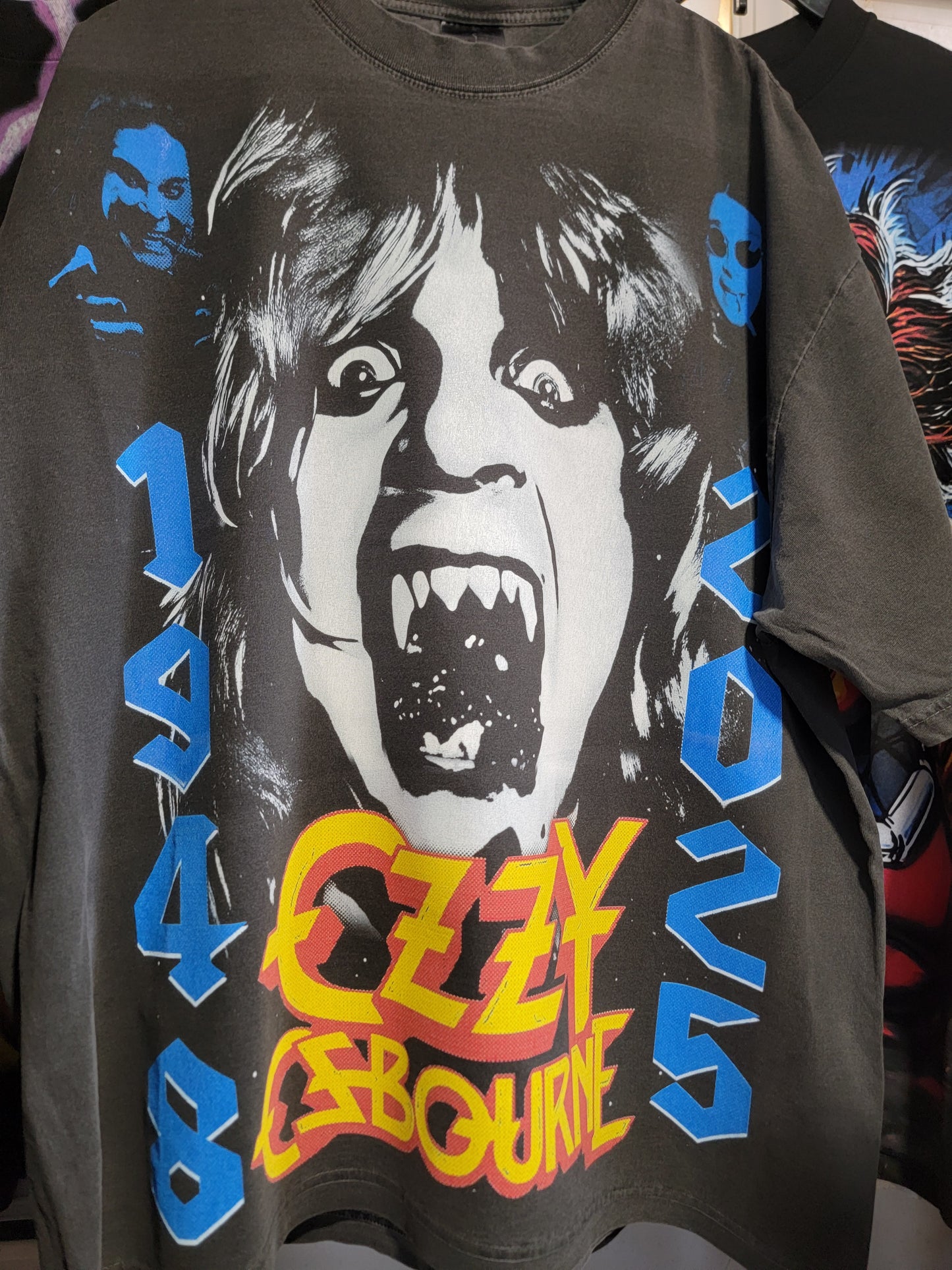 OZZY (FRONT ONLY)Jumbo print ON SHAKA HEAVYWEIGHT GARMET DYED T SHIRT