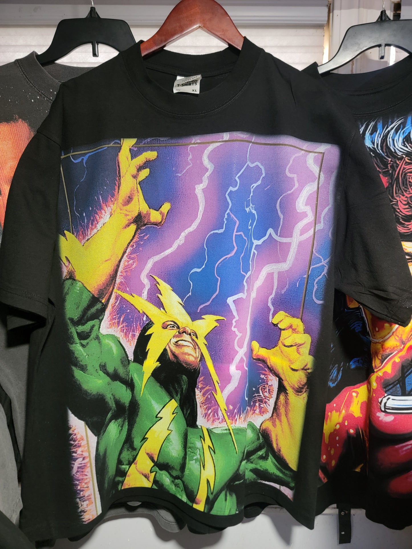ELECTRO ON SHAKA HEAVYWEIGHT GARMET DYED T SHIRT