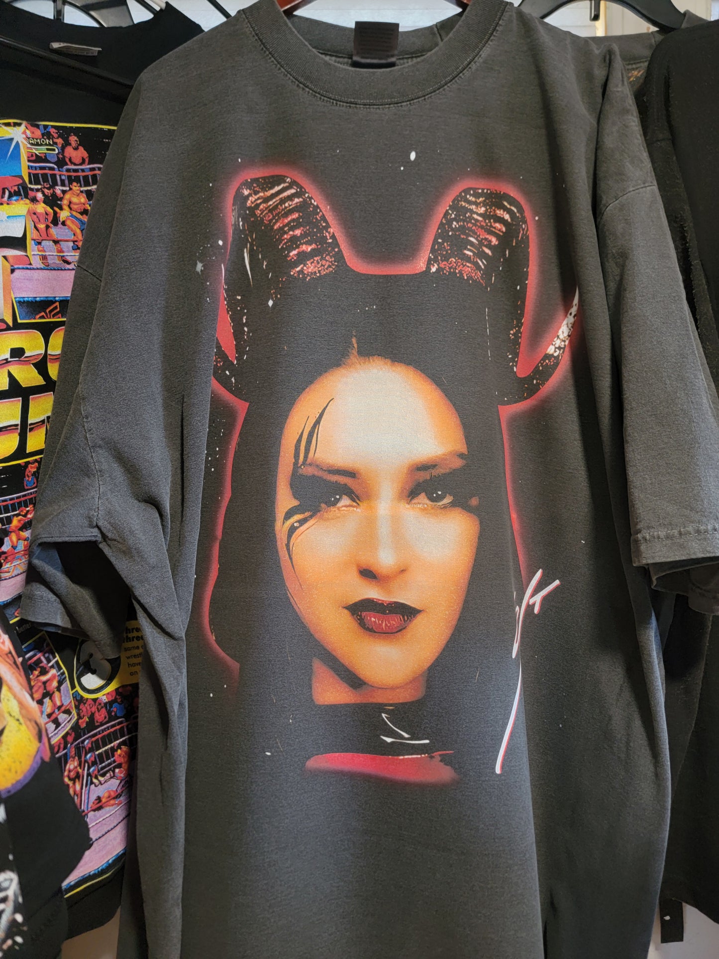 STEPHANIE VAQUER ON SHAKA HEAVYWEIGHT GARMET DYED T SHIRT (WRESTLING